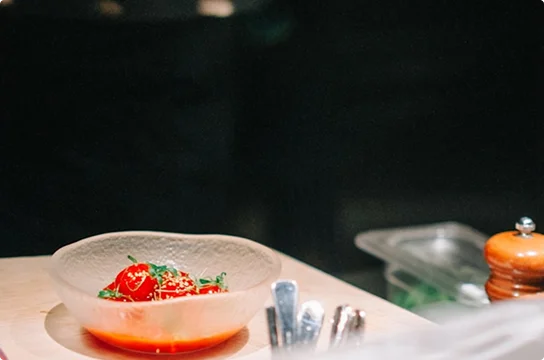 Vers voorgerecht met tomaat, fraai opgemaakt op een restaurantbord.